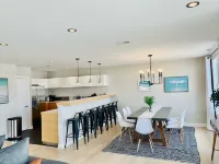 Marina View/Rooftop deck! Walk to Silver Beach/downtown! 2 Restaurants nextdoor