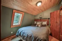 Hungry Hollow Hideaway - escape to this modern cabin on 15 acres