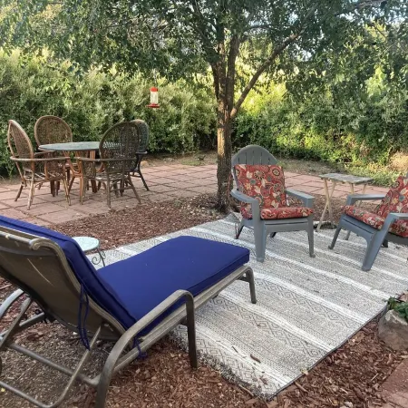 Close to Plaza!Charming Private 2 bedroom Casita, 2 fenced quiet courtyards