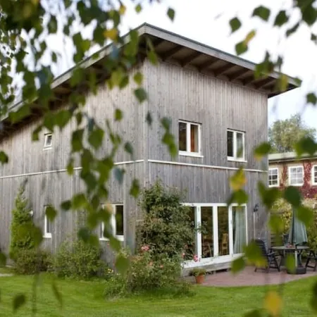 Ein Haus mit Garten am Meer