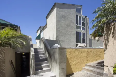 RIGHT Across the Street from the Beach! DEL MAR BEACH COLONY WALK TO ALL!