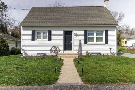 Lancaster/Millersville~ Comfy 4 Bedroom Single Home with 2 Bedrooms on 1st Floor