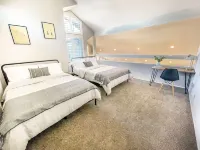 New! Modern & Sleek 4BR home w/high ceilings