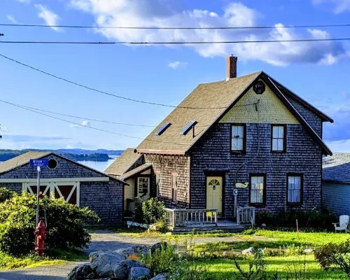 Whale Ledge Cottage - In the heart of Lubec with AMAZING Waterviews! Hotels in Lubec