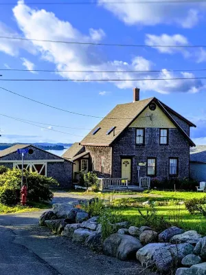 Whale Ledge Cottage - In the heart of Lubec with AMAZING Waterviews!