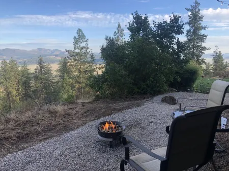 The Cozy Clifftop View, LLC