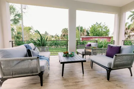 THE TERRANOVA, Heated Pool, 10 Min to 5th Ave/Beach5 min to US Open Pickleball