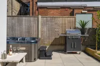 New Home near Sandbanks + Hot Tub + Sleeps 9 guests. 3 x bathrooms