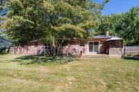 Welcome to Holiday House! Cozy, modern home 7 min. from the beach and wineries.