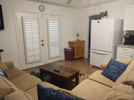 Country setting only 10 minutes to  Downtown.