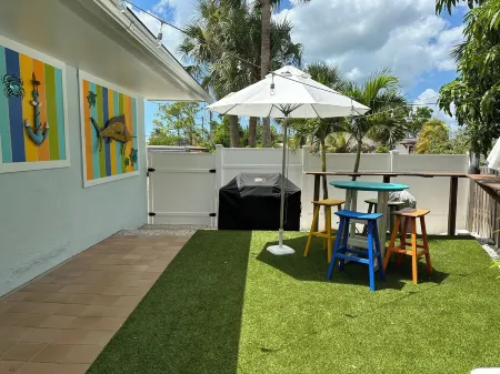 Beach style living in privacy.  One mile from beaches, and Mercato's excitement. Отели рядом с достопримечательностью «Ровер Ран»