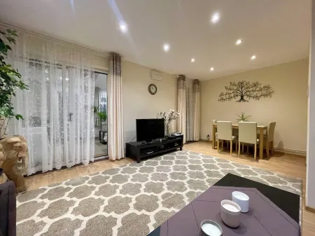 Charming 4-Bed Home, Priv Entrance, Garden, Modern Kitchen, Spacious Living Area