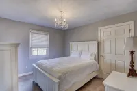 Modern Like New LUXURY 3,200 SQ FT Home In An Awesome Location! Sleeps 12! Hotels near Sherwood Plaza