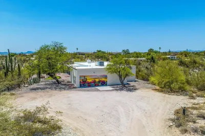 Desert Lux! Peaceful/private+2 minutes from prime Foothills shopping/dining Hotels near Tucson Clay Co-Op