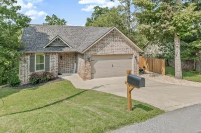 Hot Tub, Lake Access, Firepit, Mins to Hobbs, War Eagle, MTB, DT Rogers +EV