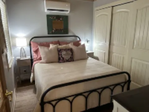 COZY PRIVATE COTTAGE CLOSE TO THE LAKE