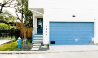 Mid-Century Modern Home is 10 minutes from Downtown Houston Hotels in North Houston