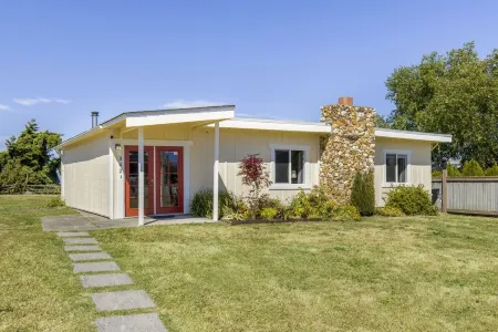 Experience Sequim Charm & Amazing Lighthouse Views, by the Olympic National Park Отели рядом с достопримечательностью «Нью Дангенесс Лайтхаус»