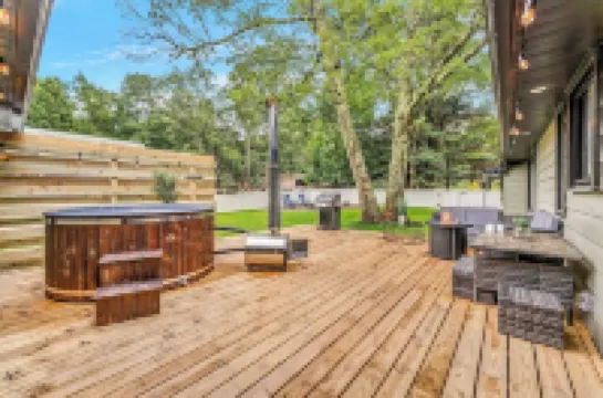 Cozy Ranch by the Lake w/Hot Tub in the Mountains