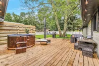 Cozy Ranch by the Lake w/Hot Tub in the Mountains