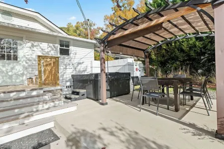 Historic Downtown Wake Forest Bungalow Отели рядом с достопримечательностью «Page 158 Books»