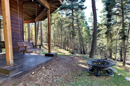 Three-Bedroom House w/ Large Deck & Stunning Mountain Views! Sleep up to 8