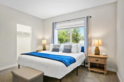 Spacious 6 Bedroom less than 10 min walk to Downtown WI Dells! Sleeps 20+! Hotels near Aunt Jennys Got It All