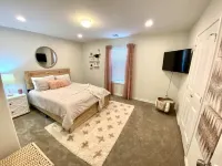 NEW Build! Only Minutes from the Lake! Hotel dekat Cruisin Tikis Lake Conroe