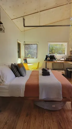 Get back to nature! Unique cabin in the mountains 15 minutes from Asheville N.C. Отели рядом с достопримечательностью «Charles D Owen Park»