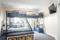 UNIQUE 4 bed/4.5 bath condo, free off-street parking, only 1.5 blocks to beach! Hotels near Hereford Inlet Lighthouse