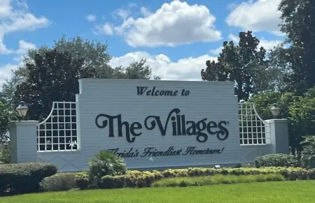 SPACIOUS VILLA WITH GOLF CART CLOSE TO LAKE SUMTER LANDING NO EXTRA GUEST FEES ! Отели в г. Те-Виллиджис