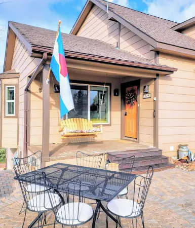 No Cleaning Fees, Spacious & Secluded Mountain Home, Pikes Peak Views, Hot Tub!