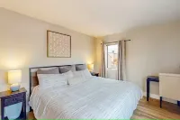 Top-Floor Newly Remodeled 2-bed Condo w/ LAKE VIEW & ACCESS, Hot Tub & 5 Pools