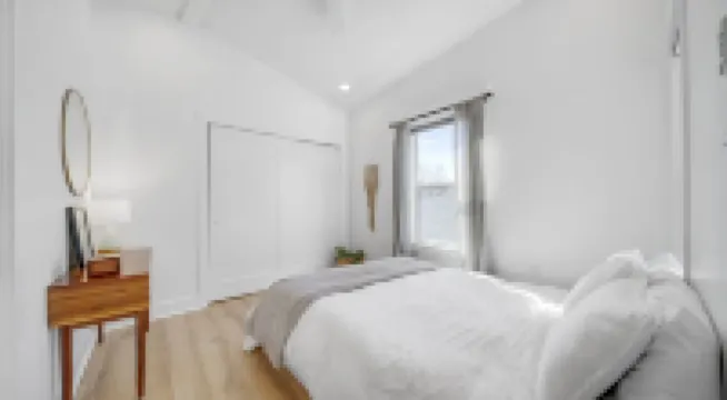 Freetown Flat - Beautiful, Unique, Central!