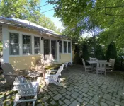 Lovely Lakeside Cottage! Sleep 11, Easy Parking, Linens Included!