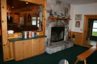 Otsego Lakefront / Family / Groups / Color Change / Golf Outings / Snowmobile! - 民宿