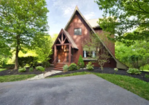 Family and Dog Friendly Home near historic racetrack and downtown w/ a fire pit. サラトガのホテル