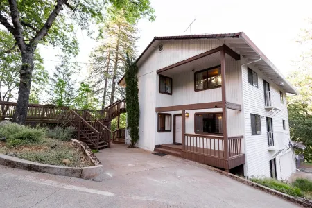 Mountain Cabin w/ Gorgeous Forest Lounge & Hot Tub