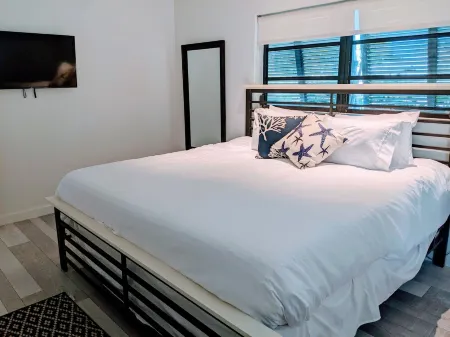 Modern Beach House, Private Screened-in Pool, close to Beach & Restaurants