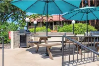 Cozy Kona condo walking distance to the beach, shops and restaurants.