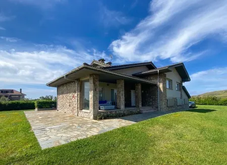 Spectacular individual Villa in private urbanization with pool and beach Отели в г. Госон