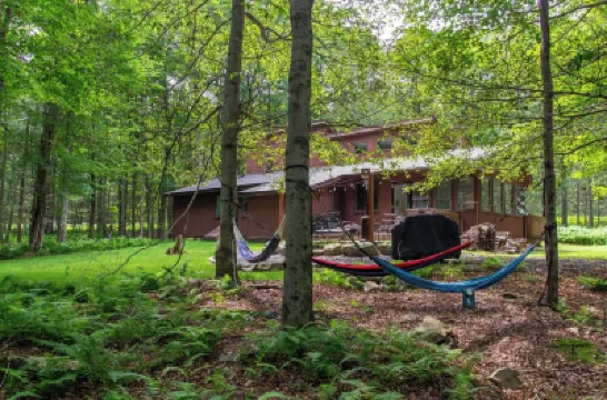 Serene Escape in the Pocono Mountains - Lake, Beach, Outdoor and Indoor Pools! فنادق في 