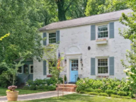 Large Yard - Quiet Area - 15 Min to DC Hotels in Lincolnia