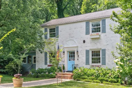 Charming chateau - huge yard close to DC Отели в г. Мейсон