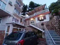 An apartment in a complex in a pine forest Hotels in 