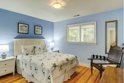 Walk to Coligny,  beach, shops, Pvt heated pool, new furnishings, tvs for 2024