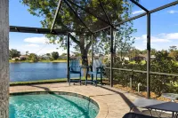 Waterview! 5 Bedrooms! 10 minutes to Fort Myers Beach!