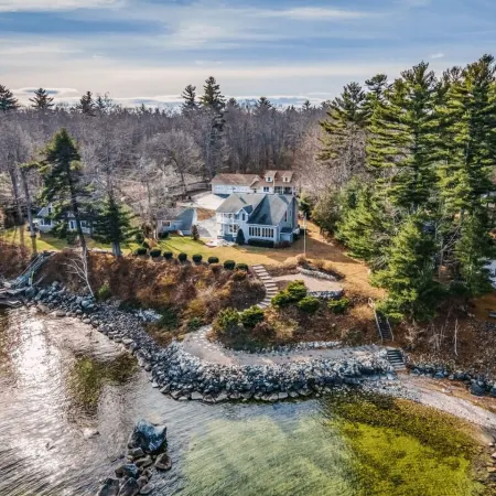 Lakefront Retreat | Sleeps 10 | Private Beach