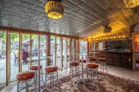 The Taj - A Mini Taj Mahal at Downright Comfort! 컴포트 호텔