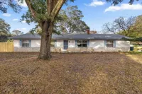 Cozy 3/2 home, 11 miles to WEC, fenced, pet-friendly, strong WiFi and game room Hotels near Silver Springs State Park Campground